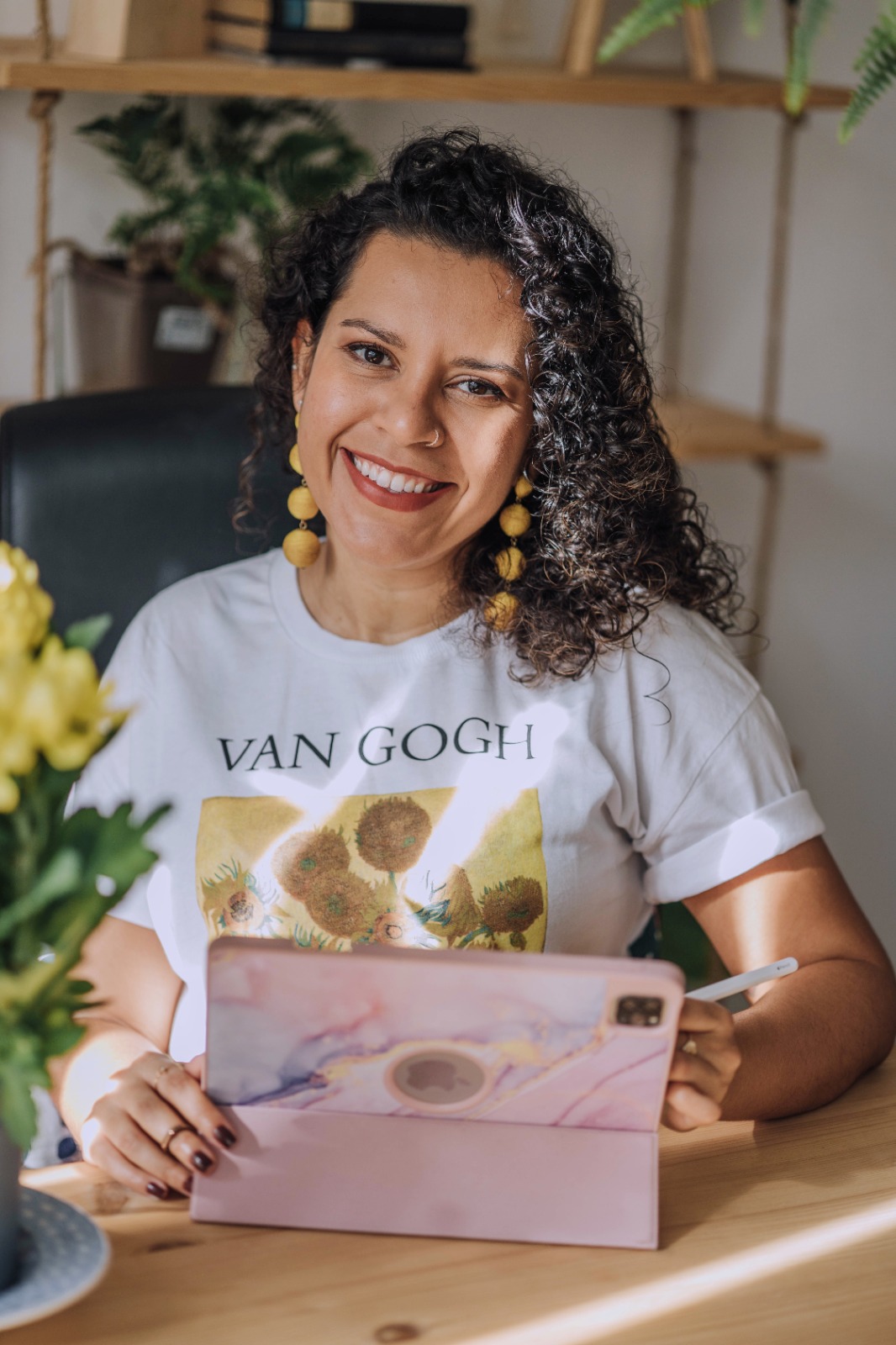 Thaís com t-shirt Van Gogh e tablet