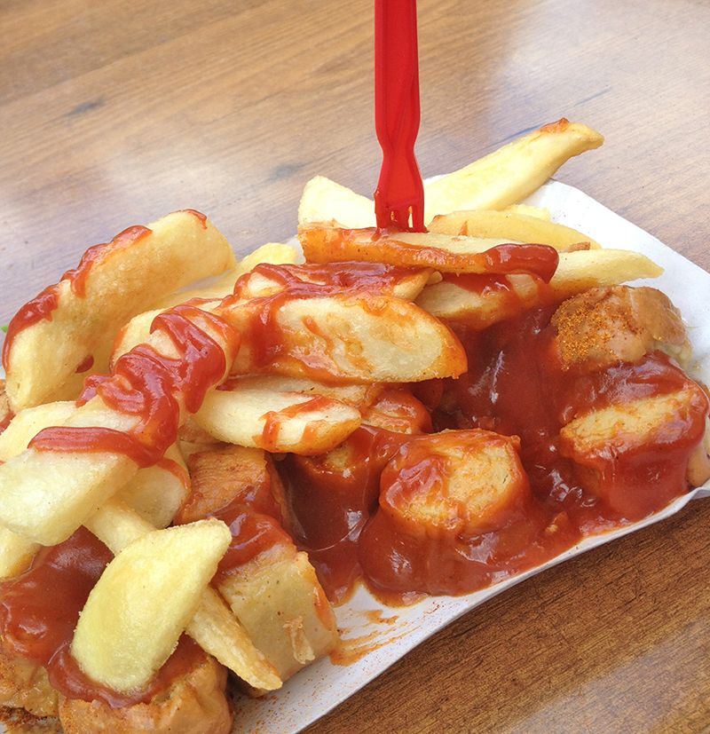 Currywurst com batata frita em Berlim